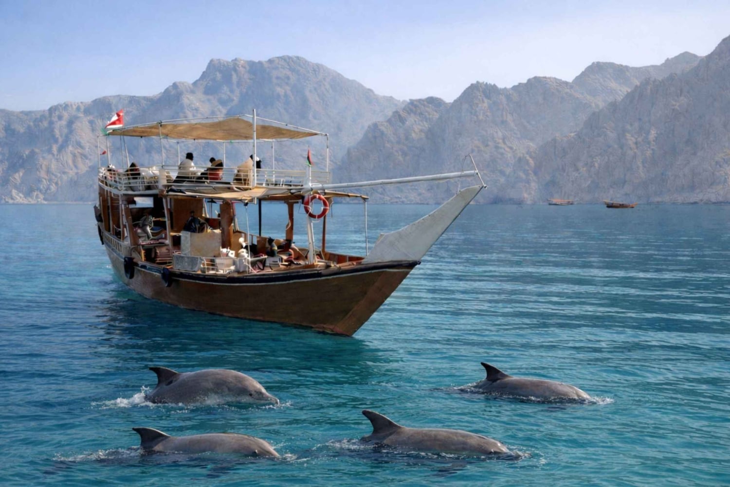 ハサブ・フィヨルドでイルカとカヤックを楽しむダウ船クルーズ（プライベート）