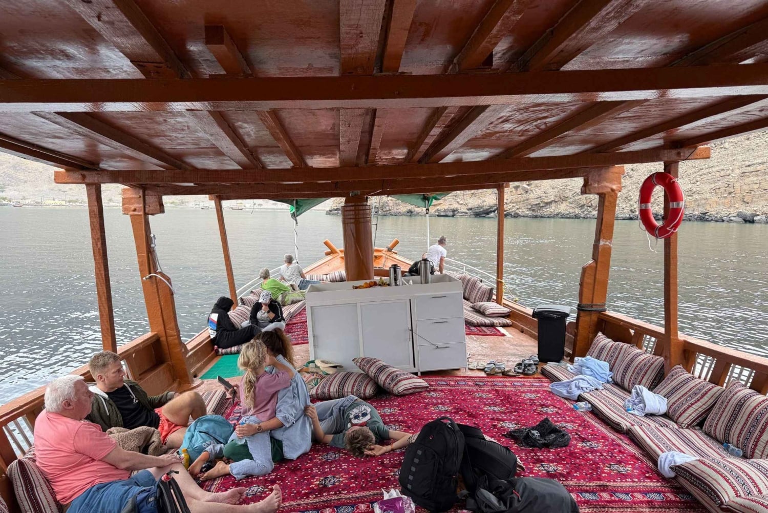 ハサブ・フィヨルドでイルカとカヤックを楽しむダウ船クルーズ（プライベート）