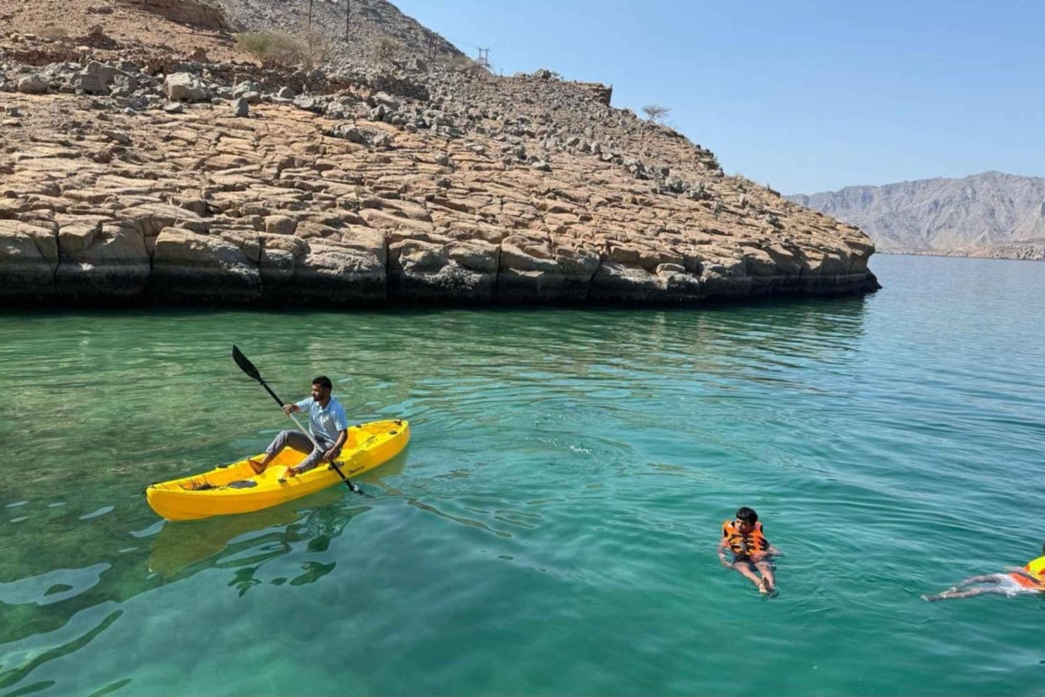 ハサブ・フィヨルドでイルカとカヤックを楽しむダウ船クルーズ（プライベート）