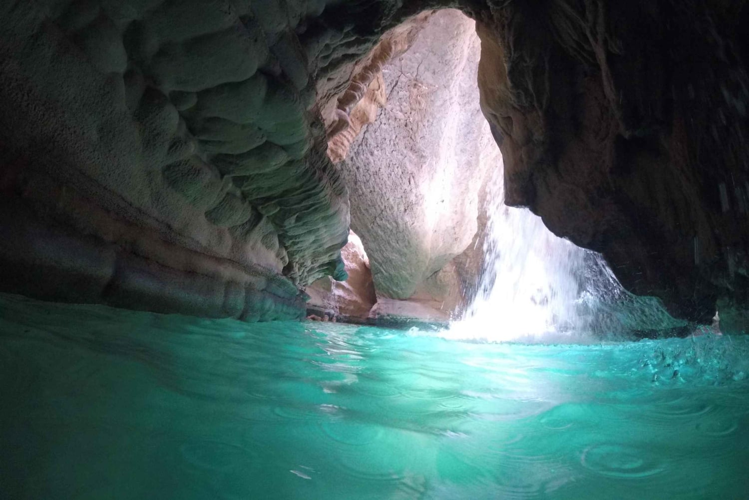 Visites partagées à Wadi Shab, Bimmah Sinkhole et Fins Beach