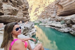 Gemeinsame Touren zum Wadi Shab, Bimmah Sinkhole und Fins Beach