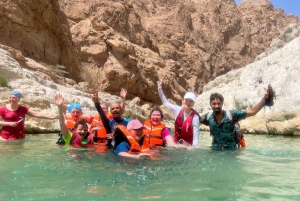 Gemeinsame Touren zum Wadi Shab, Bimmah Sinkhole und Fins Beach
