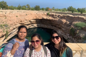 Gemeinsame Touren zum Wadi Shab, Bimmah Sinkhole und Fins Beach