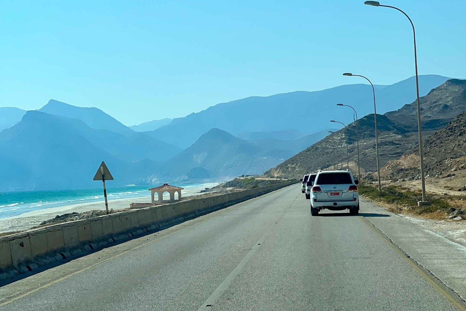 شواطئ مضاءة بالنجوم: مغامرة ليلية بسيارة دفع رباعي على شاطئ الفزاية