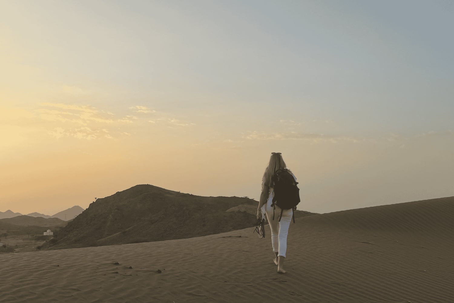 Pôr do sol no deserto com pick up