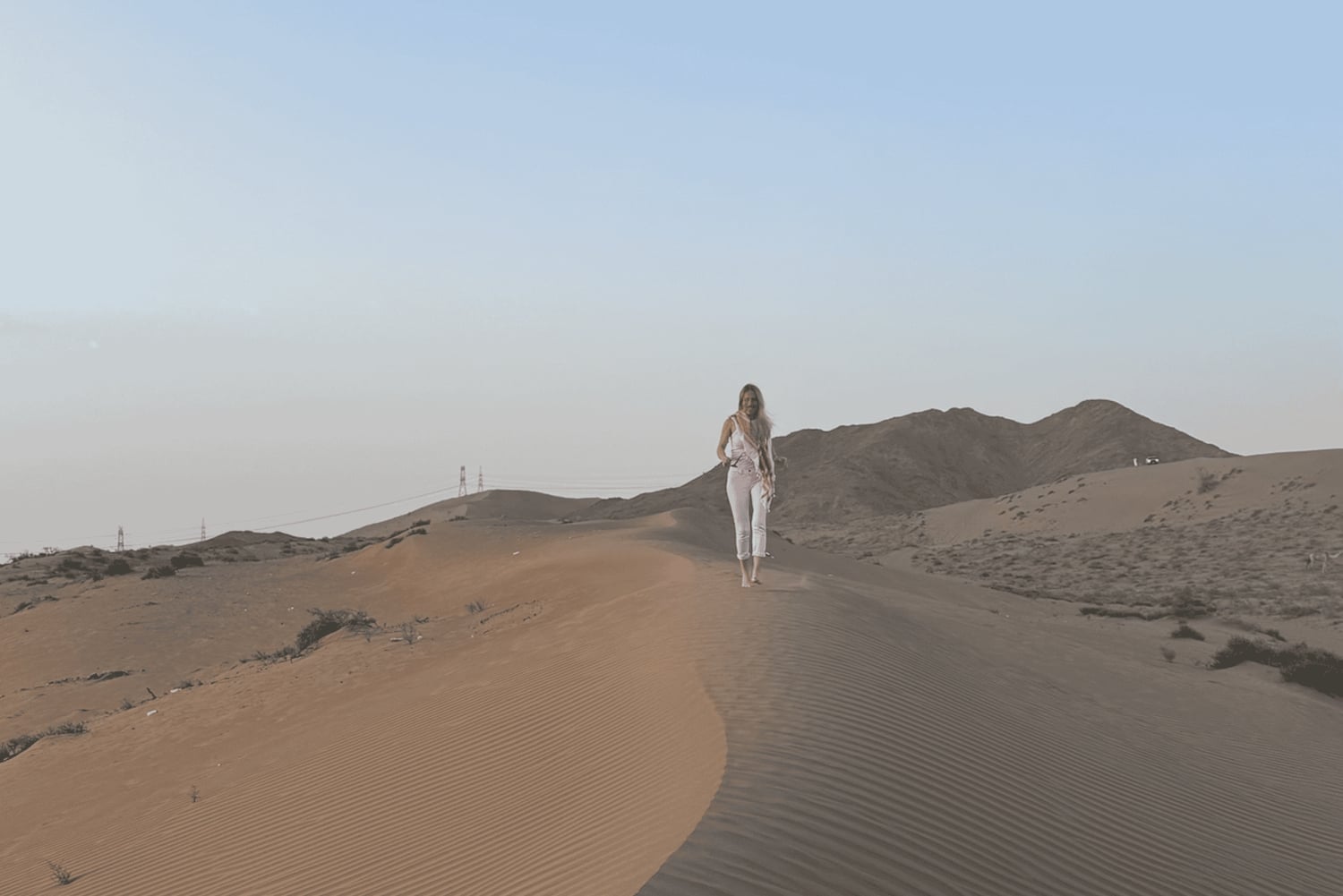 Pôr do sol no deserto com pick up