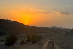 Pôr do sol no deserto com pick up