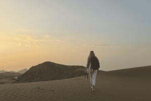 Pôr do sol no deserto com pick up