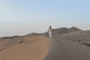 Pôr do sol no deserto com pick up