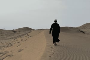 Pôr do sol no deserto com pick up