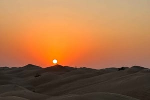 La Magia del Atardecer: Experiencia de Recorrido por el Desierto del Barrio Vacío