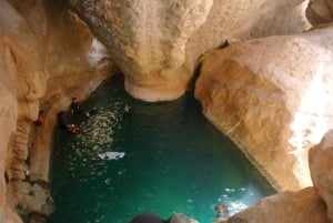 Parken in Wadi Shab Treffen mit dem ortskundigen Guide für Selbstfahrer