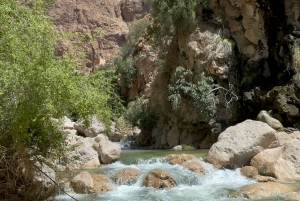 Muscat: Wadi Shab, Romantische Höhle und Sinkhole Ganztägige Tour