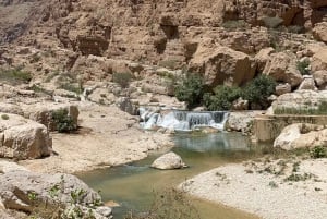 Muscat: Wadi Shab, Romantische Höhle und Sinkhole Ganztägige Tour