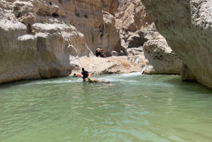 Muscat: Wadi Shab, Romantische Höhle und Sinkhole Ganztägige Tour