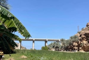 Muscat: Wadi Shab, Romantische Höhle und Sinkhole Ganztägige Tour