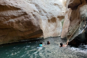 Muscat: Wadi Shab, Romantische Höhle und Sinkhole Ganztägige Tour