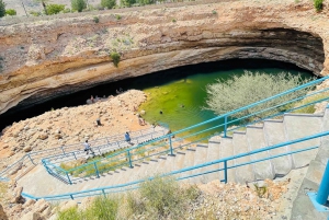 Muscat: Wadi Shab, Romantische Höhle und Sinkhole Ganztägige Tour