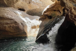 Muscat: Wadi Shab, Romantische Höhle und Sinkhole Ganztägige Tour