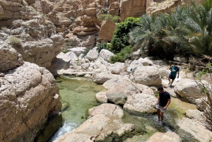 Muscat: Wadi Shab, Romantische Höhle und Sinkhole Ganztägige Tour