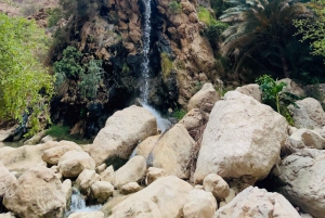 Muscat: Wadi Shab, Romantische Höhle und Sinkhole Ganztägige Tour