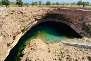 Muscat: Wadi Shab, Romantische Höhle und Sinkhole Ganztägige Tour