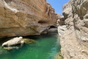 Muscat: Wadi Shab, Romantische Höhle und Sinkhole Ganztägige Tour