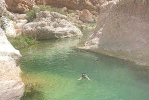 Muscat: Wadi Shab, Romantische Höhle und Sinkhole Ganztägige Tour