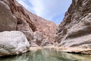 Wadi Tiwi e Wadi Shab: aventura guiada de dia inteiro