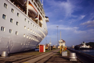 6-Hour Panama Canal Ship Cruise