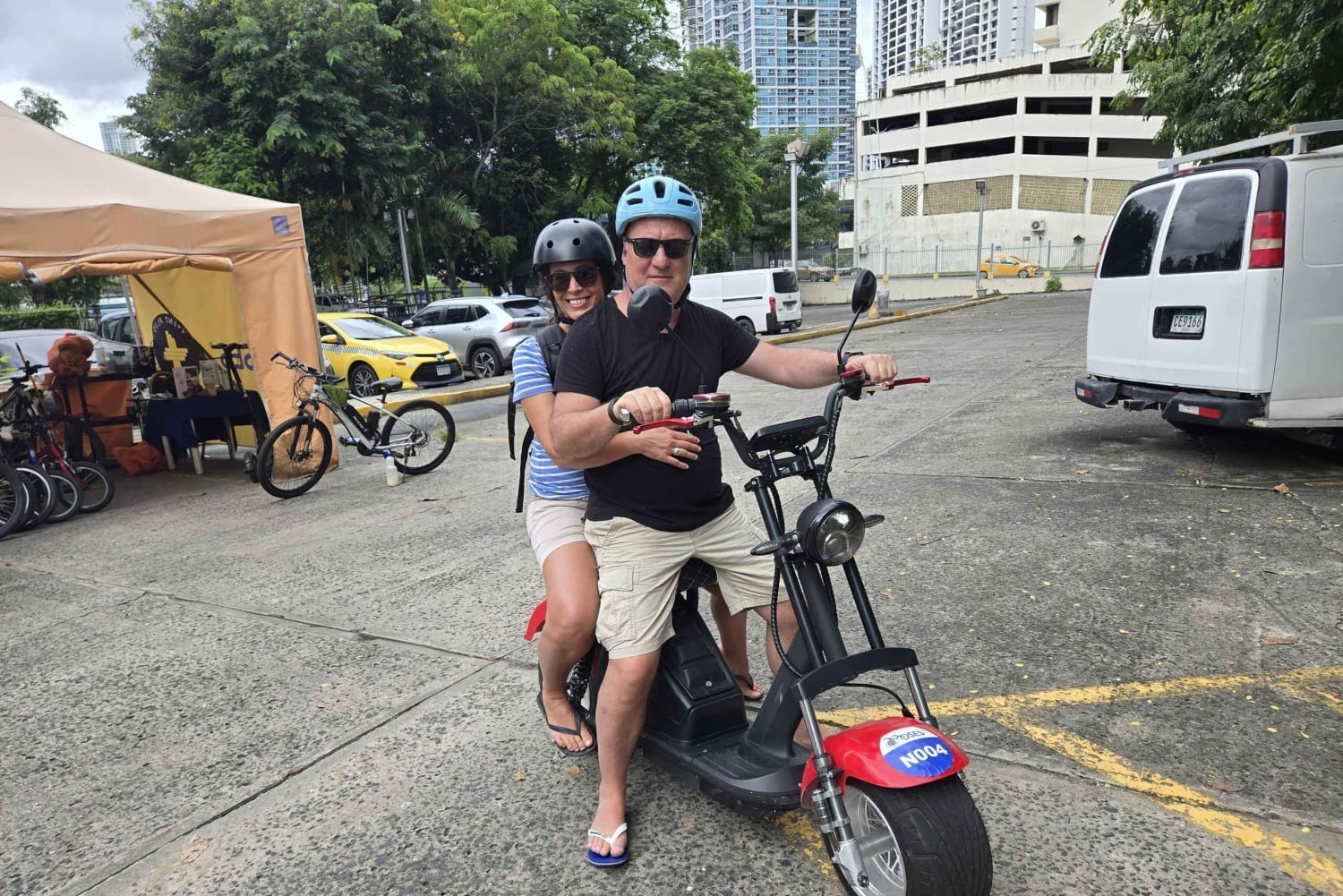 Ave. Balboa: Enjoy the city on a Scooter + drink and Panamanian entrance.