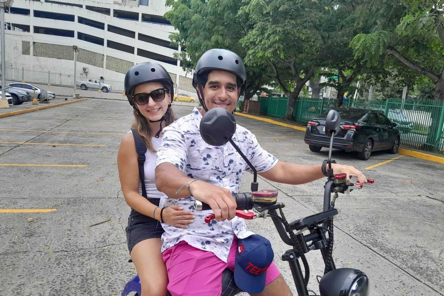 Ave. Balboa: Enjoy the city on a Scooter + drink and Panamanian entrance.