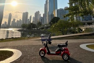 Ave. Balboa: goditi la città in moto scooter.