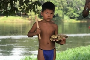 Pueblo Embera en el río Chagres y caminata hasta el waterfal