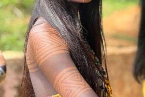 Embera dorp aan de Chagres rivier en wandelen naar de waterval