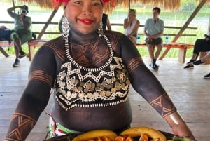 Embera dorp aan de Chagres rivier en wandelen naar de waterval
