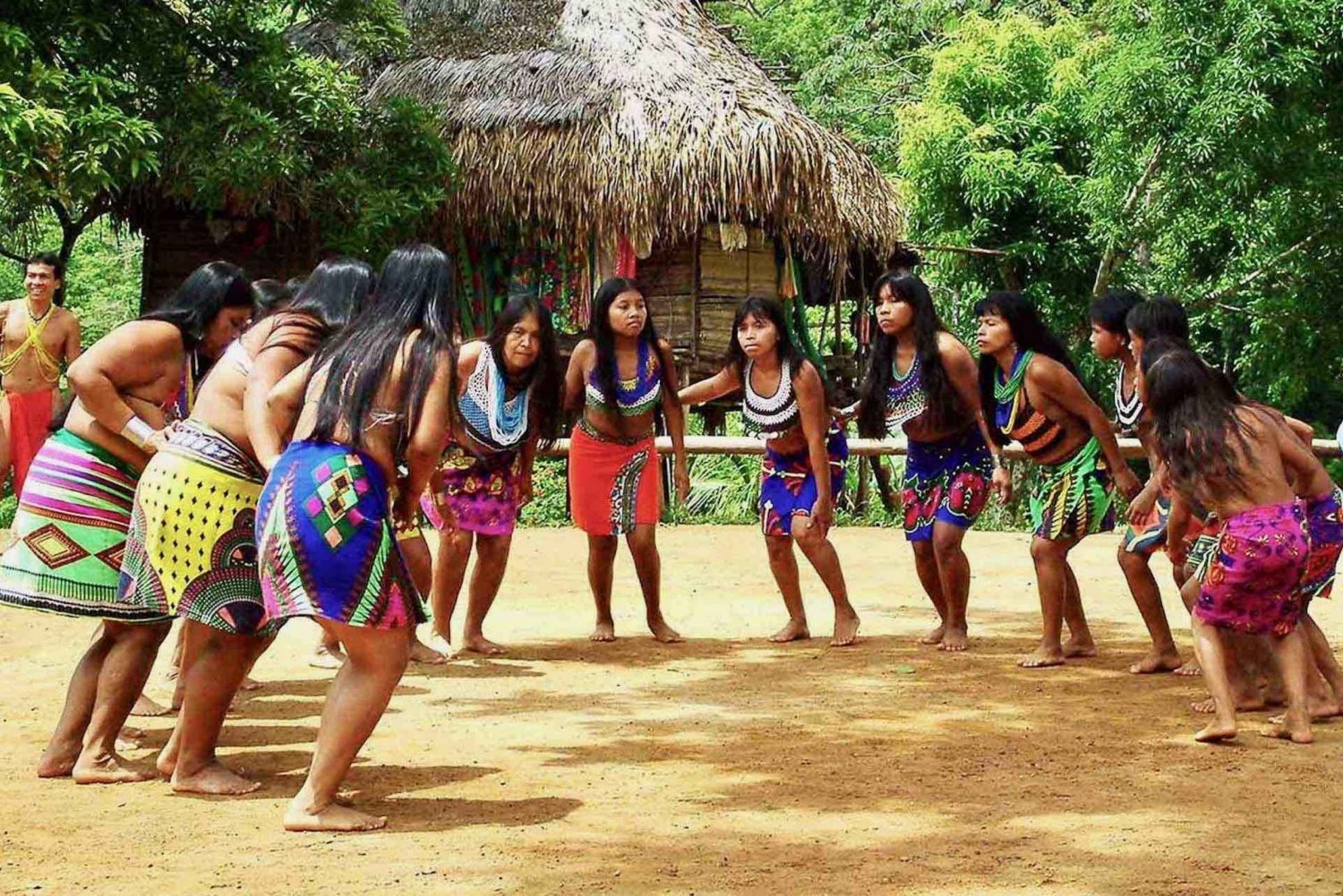 Passeio pela vila de Embera e cachoeira na floresta tropical com almoço e serviço de busca