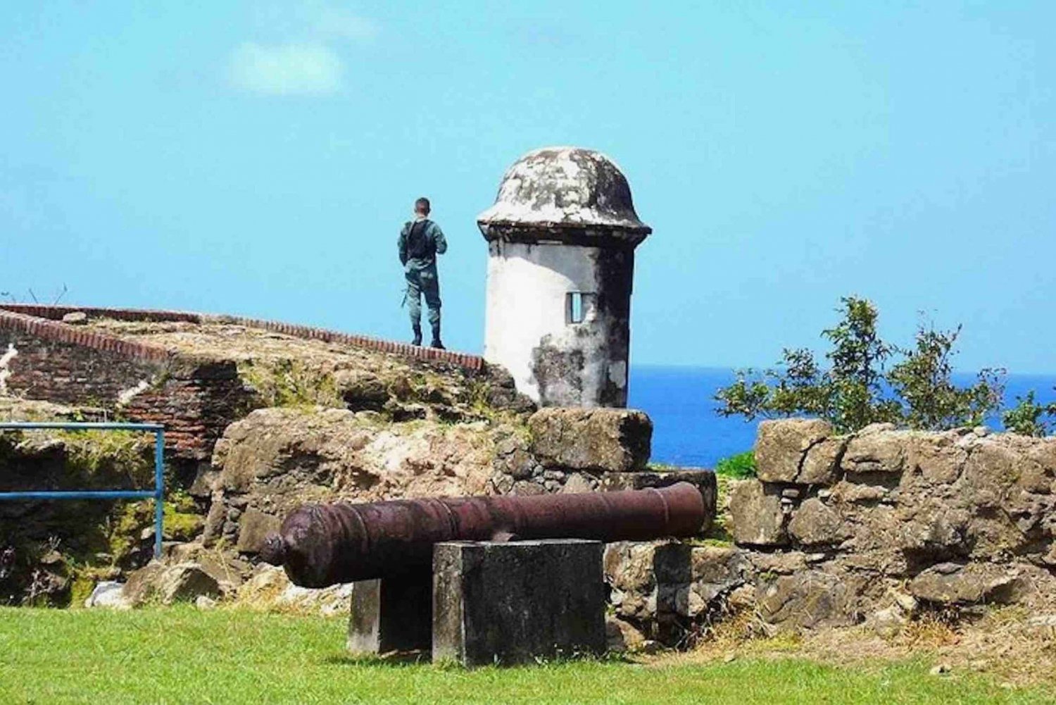 Vanuit de haven van Colon: Fort San Lorenzo & PanamaCanalAguaClaraLock