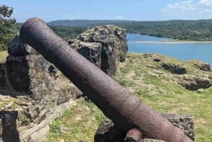 Fra havnen i Colon: Fort San Lorenzo & PanamaCanalAguaClaraLock