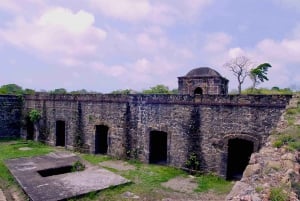 Vanuit de haven van Colon: Fort San Lorenzo & PanamaCanalAguaClaraLock