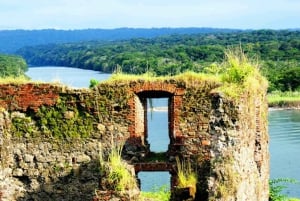 Vanuit de haven van Colon: Fort San Lorenzo & PanamaCanalAguaClaraLock