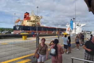 Escala Centro de Visitantes del Canal de Panamá y Visita a la Ciudad