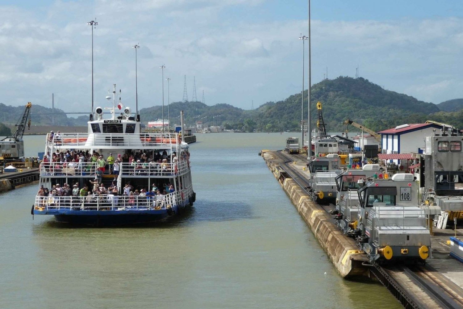 Recorrido parcial por el Canal de Panamá