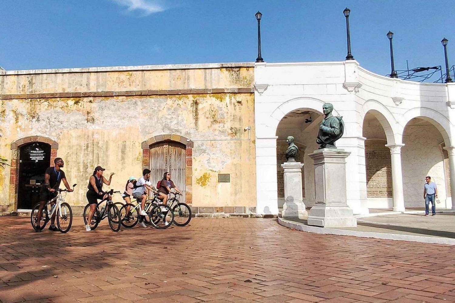 Panama City: Casco Viejo Guided Bike Tour with Tastings
