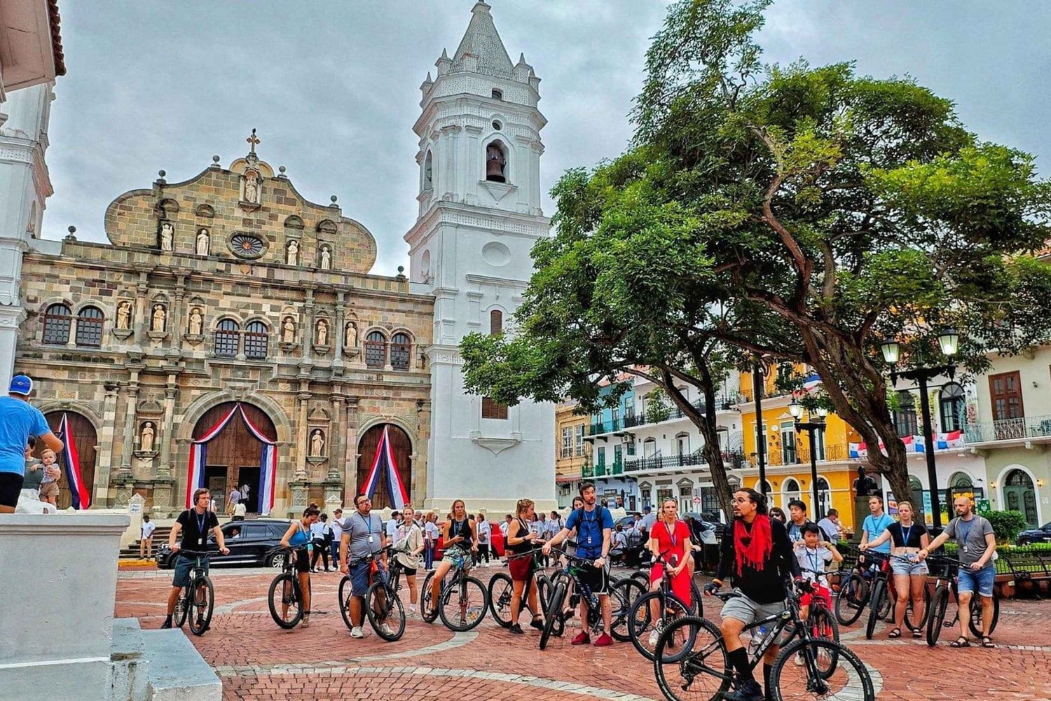 Panama City: Casco Viejo Guided Bike Tour with Tastings