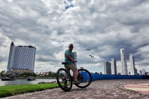 Panama City: Casco Viejo Guided Bike Tour with Tastings