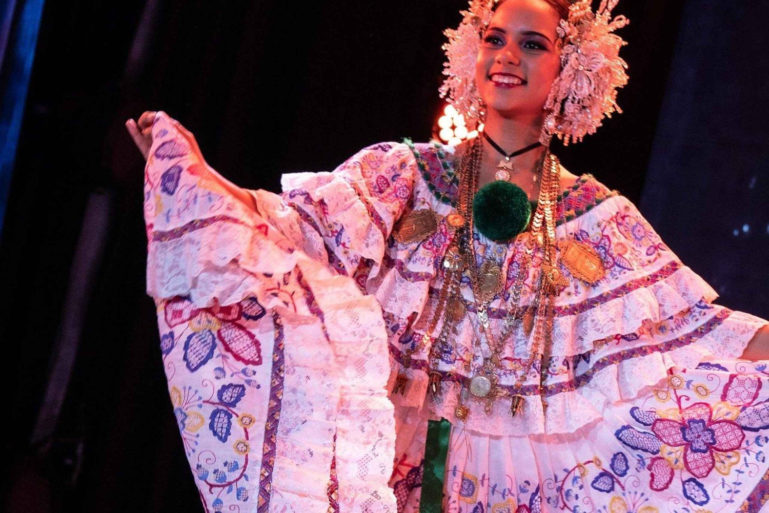 Panama City: Show at Emotions Dinner $50 Credit Included