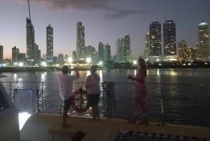 Cidade do Panamá: Passeio de Catamarã pela Baía do Panamá ao pôr do sol com bar aberto