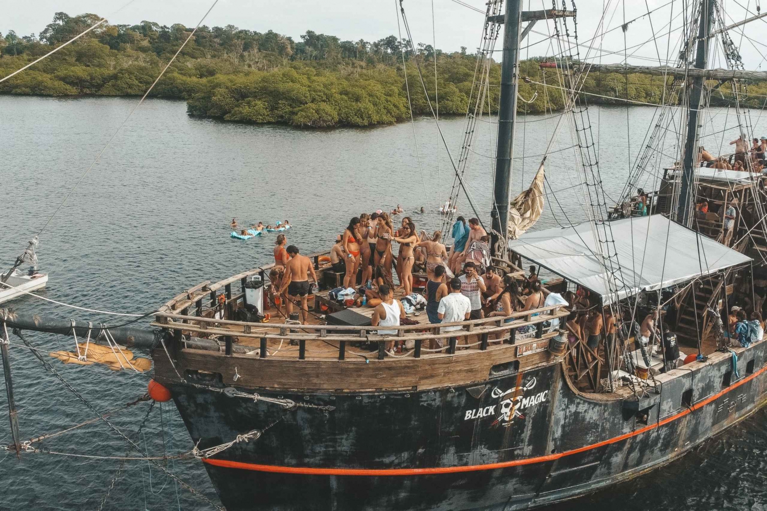 Panama City: Taboga Island Full-Day Pirate Ship Tour & Bar