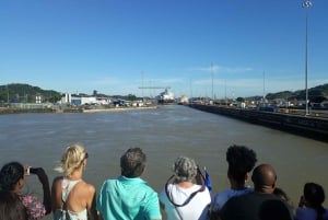 Panama: Wycieczka po Kanale Panamskim przez dwie śluzy z lunchem
